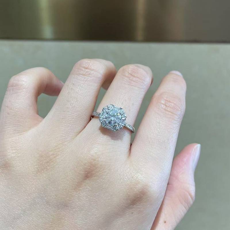 四爪豪华款女戒S925银镀白金定制选款主石莫桑钻1.0ct/副石高碳钻